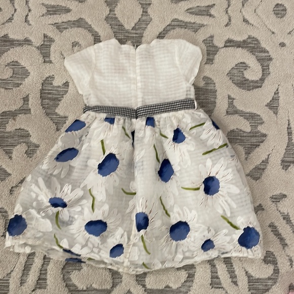 Beautiful white flower dress Size 5 - Picture 2 of 10